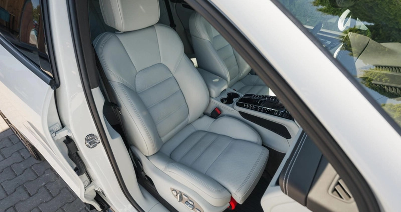 Porsche Macan cena 159990 przebieg: 139900, rok produkcji 2017 z Przedbórz małe 781